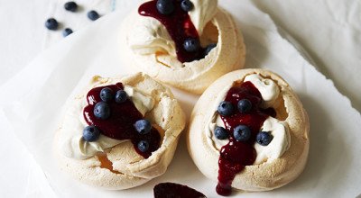 caramelised-meringues-cointreau-raspberry-sauce_tanya-zouev